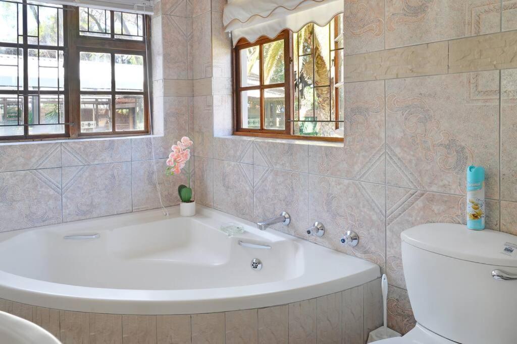 Mawethu Peaceful Garden With Covered Pool And Braai Area Cape Town Exterior foto